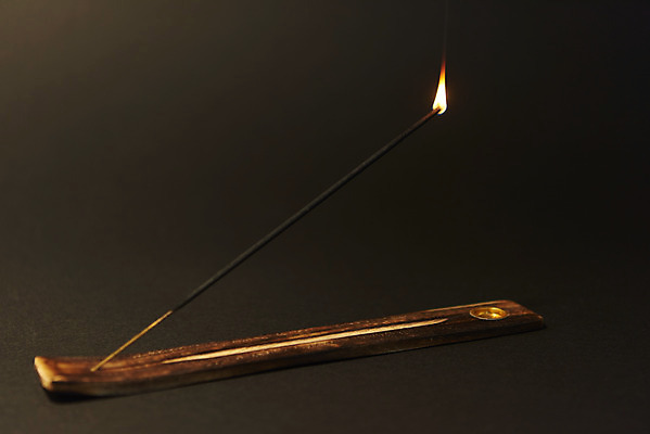 포토 JPG 스튜디오촬영 검은배경 불 실내 사람없음 아로마 향 아로마테라피 홀더 인센스스틱 국내포토 자연요소 백그라운드 내부 검은색 테라피 파일형식