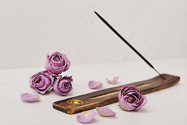 포토 JPG 스튜디오촬영 꽃잎 실내 사람없음 장미 흰배경 아로마 향 아로마테라피 드라이플라워 홀더 인센스스틱 국내포토 꽃 백그라운드 내부 흰색 테라피 파일형식