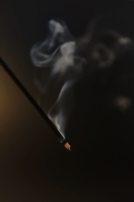 포토 JPG 스튜디오촬영 검은배경 실내 사람없음 연기 아로마 향 아로마테라피 인센스스틱 국내포토 백그라운드 내부 검은색 테라피 파일형식