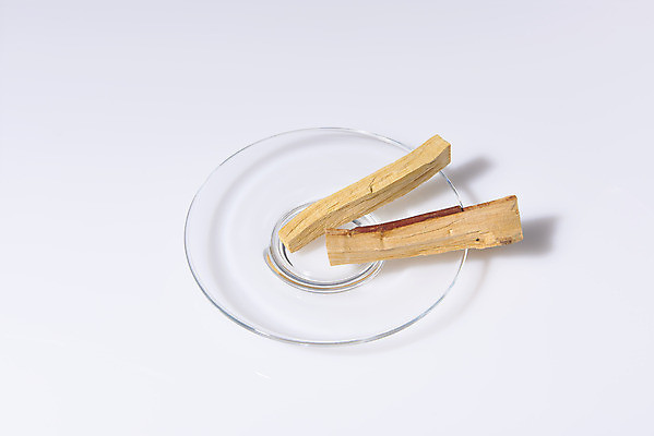 포토 JPG 스튜디오촬영 실내 사람없음 흰배경 아로마 향 나무조각 아로마테라피 유리접시 팔로산토 국내포토 나무 접시 백그라운드 내부 목재 흰색 테라피 파일형식