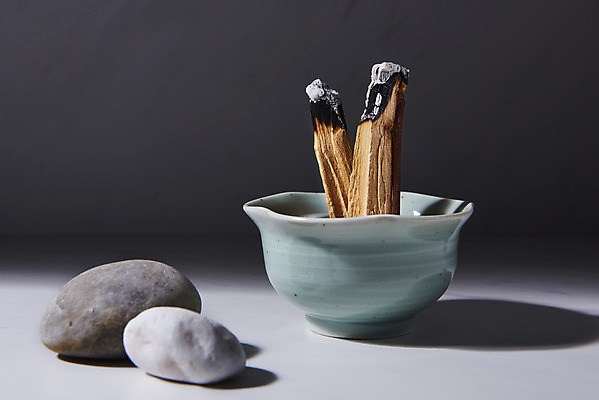 포토 JPG 스튜디오촬영 검은배경 실내 사람없음 조약돌 찻잔 아로마 향 나무조각 아로마테라피 팔로산토 국내포토 나무 백그라운드 잔 내부 목재 검은색 돌_바위 테라피 파일형식