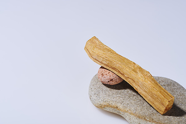 포토 JPG 스튜디오촬영 실내 사람없음 조약돌 흰배경 아로마 향 나무조각 아로마테라피 팔로산토 국내포토 나무 백그라운드 내부 목재 돌_바위 흰색 테라피 파일형식