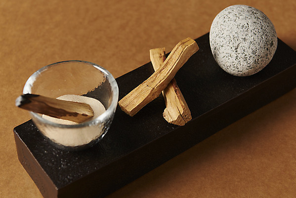 포토 JPG 스튜디오촬영 모래 실내 사람없음 조약돌 아로마 유리그릇 향 나무조각 아로마테라피 돌판 갈색배경 팔로산토 국내포토 나무 그릇 백그라운드 유리 내부 목재 갈색 돌_바위 테라피 파일형식