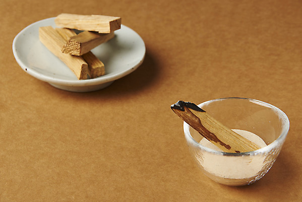 포토 JPG 스튜디오촬영 접시 모래 실내 사람없음 아로마 유리그릇 향 나무조각 아로마테라피 갈색배경 팔로산토 국내포토 나무 그릇 식기 백그라운드 유리 내부 목재 갈색 테라피 파일형식