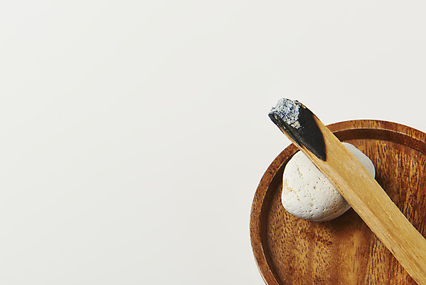 포토 JPG 스튜디오촬영 실내 사람없음 조약돌 흰배경 아로마 향 나무조각 아로마테라피 나무받침 팔로산토 국내포토 나무 백그라운드 내부 목재 돌_바위 흰색 받침대 테라피 파일형식