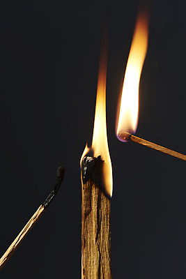 포토 JPG 스튜디오촬영 검은배경 불 실내 근접촬영 사람없음 성냥 아로마 향 나무조각 아로마테라피 팔로산토 국내포토 자연요소 나무 뷰포인트 백그라운드 내부 목재 검은색 테라피 파일형식