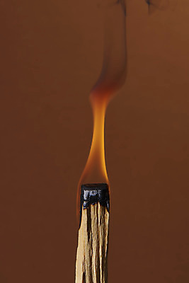 포토 JPG 스튜디오촬영 불 실내 사람없음 연기 아로마 향 나무조각 아로마테라피 갈색배경 팔로산토 국내포토 자연요소 나무 백그라운드 내부 목재 갈색 테라피 파일형식