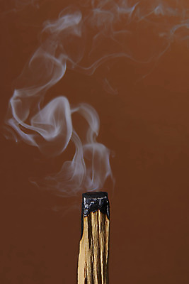 포토 JPG 스튜디오촬영 실내 사람없음 연기 아로마 향 나무조각 아로마테라피 갈색배경 팔로산토 국내포토 나무 백그라운드 내부 목재 갈색 테라피 파일형식