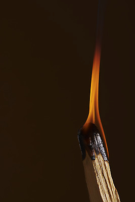 포토 JPG 스튜디오촬영 검은배경 불 실내 근접촬영 사람없음 아로마 향 나무조각 아로마테라피 팔로산토 국내포토 자연요소 나무 뷰포인트 백그라운드 내부 목재 검은색 테라피 파일형식