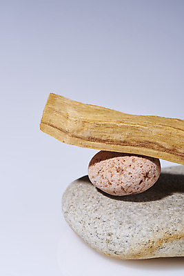 포토 JPG 스튜디오촬영 회색배경 실내 사람없음 조약돌 아로마 향 나무조각 아로마테라피 팔로산토 국내포토 나무 백그라운드 내부 목재 회색 돌_바위 테라피 파일형식