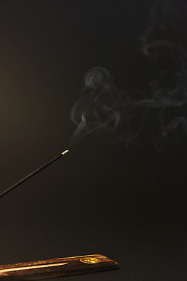 포토 JPG 스튜디오촬영 검은배경 실내 사람없음 연기 아로마 향 아로마테라피 홀더 인센스스틱 국내포토 백그라운드 내부 검은색 테라피 파일형식