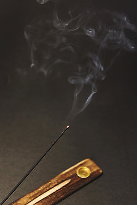 포토 JPG 스튜디오촬영 검은배경 실내 사람없음 연기 아로마 향 아로마테라피 홀더 인센스스틱 국내포토 백그라운드 내부 검은색 테라피 파일형식