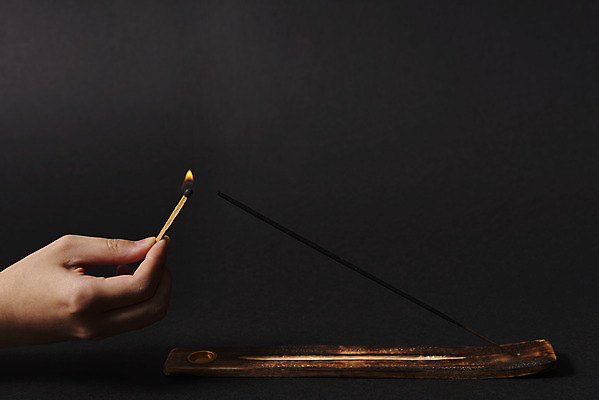 포토 JPG 스튜디오촬영 손 검은배경 불 실내 들기 신체부위 성냥 아로마 향 아로마테라피 홀더 인센스스틱 국내포토 자연요소 백그라운드 모션 사람 내부 검은색 테라피 파일형식