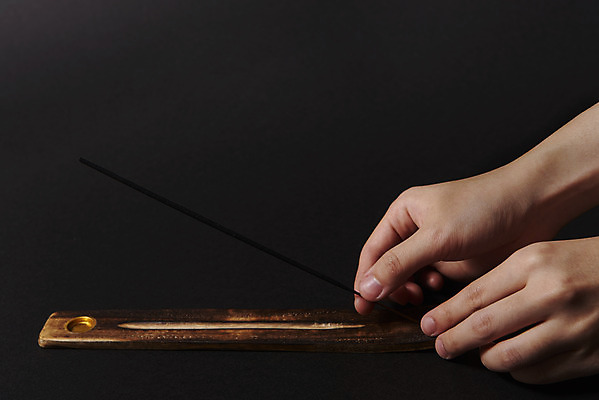 포토 JPG 스튜디오촬영 손 검은배경 실내 신체부위 잡기 아로마 향 아로마테라피 홀더 인센스스틱 국내포토 백그라운드 모션 사람 내부 검은색 테라피 파일형식