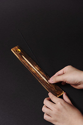 포토 JPG 스튜디오촬영 손 검은배경 실내 신체부위 잡기 아로마 향 아로마테라피 홀더 인센스스틱 국내포토 백그라운드 모션 사람 내부 검은색 테라피 파일형식