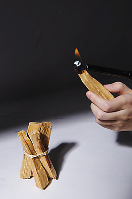 포토 JPG 스튜디오촬영 손 검은배경 불 실내 들기 신체부위 묶기 아로마 향 나무조각 아로마테라피 토치 팔로산토 국내포토 자연요소 나무 백그라운드 모션 사람 내부 목재 검은색 공구 테라피 파일형식