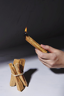 포토 JPG 스튜디오촬영 손 검은배경 불 실내 들기 신체부위 아로마 향 나무조각 아로마테라피 팔로산토 국내포토 자연요소 나무 백그라운드 모션 사람 내부 목재 검은색 테라피 파일형식