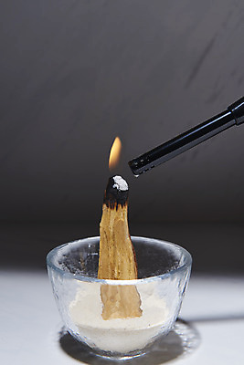 포토 JPG 스튜디오촬영 검은배경 불 실내 사람없음 아로마 유리그릇 향 나무조각 아로마테라피 토치 팔로산토 국내포토 자연요소 나무 그릇 백그라운드 유리 내부 목재 검은색 공구 테라피 파일형식