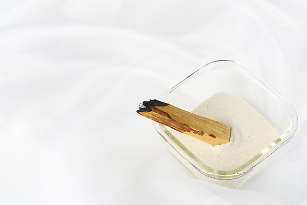 포토 JPG 스튜디오촬영 접시 모래 실내 사람없음 흰배경 아로마 유리그릇 향 나무조각 아로마테라피 팔로산토 국내포토 나무 그릇 식기 백그라운드 유리 내부 목재 흰색 테라피 파일형식