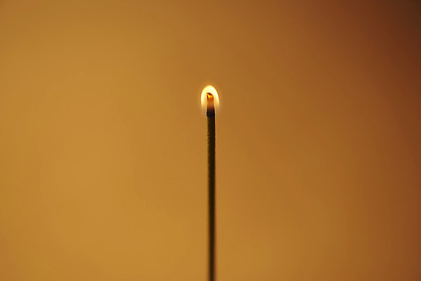 포토 JPG 스튜디오촬영 불 실내 근접촬영 사람없음 아로마 향 아로마테라피 갈색배경 인센스스틱 국내포토 자연요소 뷰포인트 백그라운드 내부 갈색 테라피 파일형식