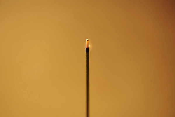 포토 JPG 스튜디오촬영 불 실내 근접촬영 사람없음 아로마 향 아로마테라피 갈색배경 인센스스틱 국내포토 자연요소 뷰포인트 백그라운드 내부 갈색 테라피 파일형식