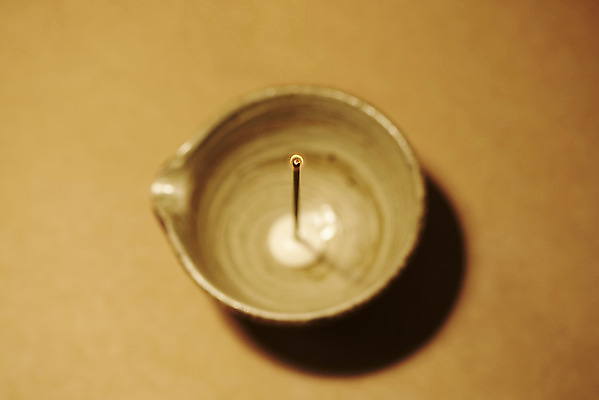 포토 JPG 스튜디오촬영 불 실내 사람없음 아웃포커스 찻잔 아로마 향 아로마테라피 갈색배경 인센스스틱 국내포토 자연요소 백그라운드 잔 촬영기법 내부 갈색 테라피 파일형식