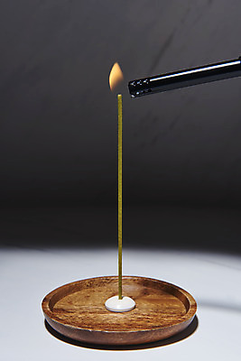 포토 JPG 스튜디오촬영 촛불 검은배경 불 실내 사람없음 아로마 향 아로마테라피 나무받침 토치 인센스스틱 국내포토 자연요소 백그라운드 초 내부 목재 검은색 공구 받침대 테라피 파일형식