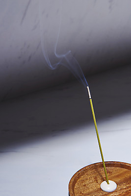 포토 JPG 스튜디오촬영 검은배경 실내 사람없음 연기 아로마 향 아로마테라피 나무받침 인센스스틱 국내포토 백그라운드 내부 목재 검은색 받침대 테라피 파일형식