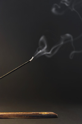 포토 JPG 스튜디오촬영 검은배경 실내 사람없음 연기 아로마 향 아로마테라피 홀더 인센스스틱 국내포토 백그라운드 내부 검은색 테라피 파일형식