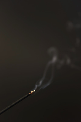 포토 JPG 스튜디오촬영 검은배경 실내 근접촬영 사람없음 연기 아로마 향 아로마테라피 인센스스틱 국내포토 뷰포인트 백그라운드 내부 검은색 테라피 파일형식