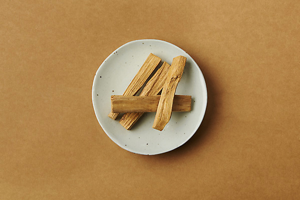 포토 JPG 스튜디오촬영 접시 실내 사람없음 하이앵글 아로마 향 나무조각 아로마테라피 갈색배경 팔로산토 국내포토 나무 식기 뷰포인트 백그라운드 내부 목재 갈색 테라피 파일형식