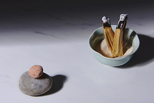 포토 JPG 스튜디오촬영 회색배경 실내 사람없음 조약돌 찻잔 아로마 향 나무조각 아로마테라피 팔로산토 국내포토 나무 백그라운드 잔 내부 목재 회색 돌_바위 테라피 파일형식