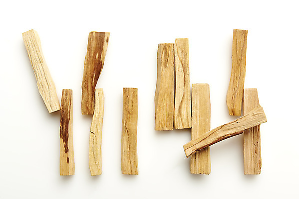 포토 JPG 스튜디오촬영 실내 사람없음 하이앵글 흰배경 아로마 향 나무조각 아로마테라피 팔로산토 국내포토 나무 뷰포인트 백그라운드 내부 목재 흰색 테라피 파일형식