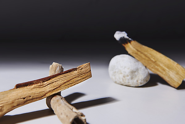 포토 JPG 스튜디오촬영 검은배경 실내 사람없음 아웃포커스 조약돌 아로마 향 나무조각 아로마테라피 팔로산토 국내포토 나무 백그라운드 촬영기법 내부 목재 검은색 돌_바위 테라피 파일형식