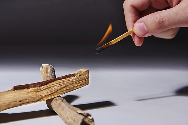 포토 JPG 스튜디오촬영 손 검은배경 불 실내 들기 신체부위 성냥 아로마 향 나무조각 아로마테라피 팔로산토 국내포토 자연요소 나무 백그라운드 모션 사람 내부 목재 검은색 테라피 파일형식