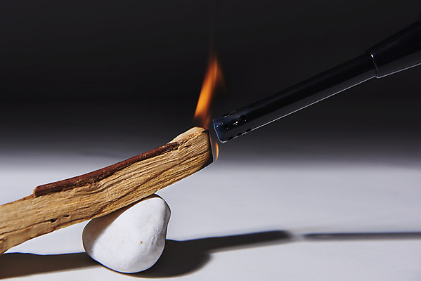 포토 JPG 스튜디오촬영 검은배경 불 실내 사람없음 조약돌 아로마 향 나무조각 아로마테라피 토치 팔로산토 국내포토 자연요소 나무 백그라운드 내부 목재 검은색 돌_바위 공구 테라피 파일형식