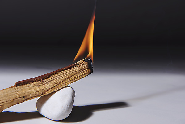 포토 JPG 스튜디오촬영 검은배경 불 실내 사람없음 조약돌 아로마 향 나무조각 아로마테라피 팔로산토 국내포토 자연요소 나무 백그라운드 내부 목재 검은색 돌_바위 테라피 파일형식