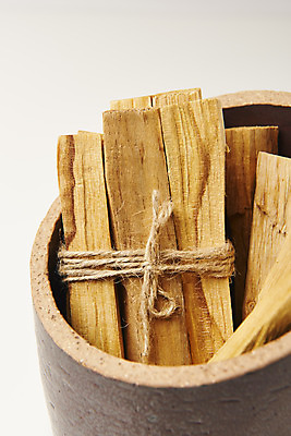 포토 JPG 스튜디오촬영 리본 실내 사람없음 도자기 다발 흰배경 아로마 향 나무조각 아로마테라피 팔로산토 국내포토 나무 백그라운드 내부 목재 흰색 테라피 파일형식