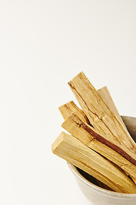 포토 JPG 스튜디오촬영 실내 사람없음 찻잔 흰배경 아로마 향 나무조각 아로마테라피 팔로산토 국내포토 나무 백그라운드 잔 내부 목재 흰색 테라피 파일형식