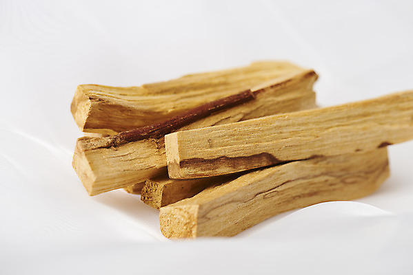 포토 JPG 스튜디오촬영 실내 사람없음 쌓기 흰배경 아로마 향 나무조각 아로마테라피 팔로산토 국내포토 나무 백그라운드 모션 내부 목재 흰색 테라피 파일형식