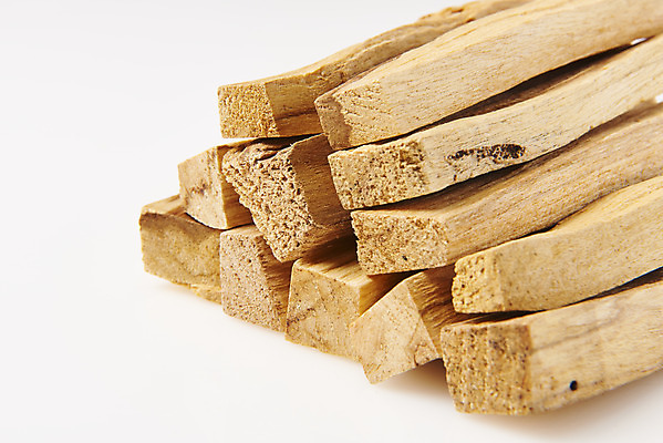 포토 JPG 스튜디오촬영 실내 근접촬영 사람없음 쌓기 흰배경 아로마 향 나무조각 아로마테라피 팔로산토 국내포토 나무 뷰포인트 백그라운드 모션 내부 목재 흰색 테라피 파일형식