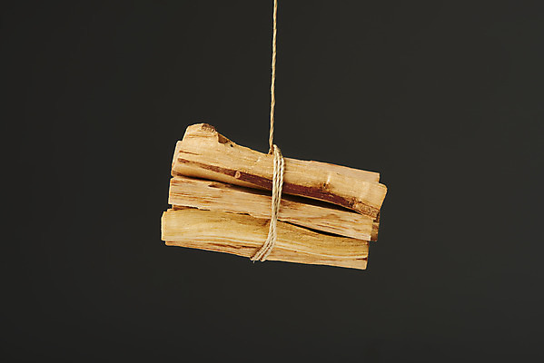 포토 JPG 스튜디오촬영 검은배경 실내 매달리기 사람없음 끈 묶기 아로마 향 나무조각 아로마테라피 팔로산토 국내포토 나무 백그라운드 모션 내부 목재 검은색 테라피 파일형식