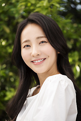 포토 JPG 주간 응시 여자 나뭇잎 한명 미소 상반신 20대 성인 야외 앞모습 아웃포커스 뷰티 한국인 내추럴 의료성형뷰티 성인여자한명만 국내포토 자연요소 1 시선 뷰포인트 잎 촬영기법 표정 사람 동양인 청년 여자한명만 성인여자만 파일형식