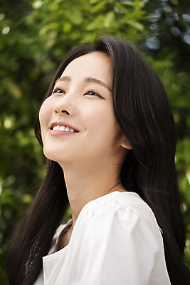 포토 JPG 주간 여자 나뭇잎 한명 미소 상반신 20대 성인 야외 옆모습 아웃포커스 뷰티 한국인 올려보기 내추럴 의료성형뷰티 성인여자한명만 국내포토 자연요소 1 뷰포인트 잎 모션 촬영기법 표정 사람 동양인 청년 여자한명만 성인여자만 파일형식