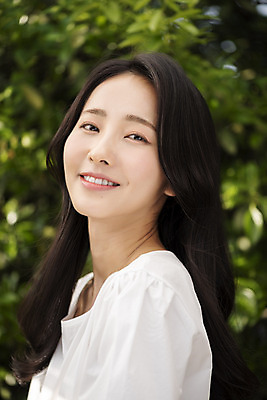 포토 JPG 주간 응시 여자 나뭇잎 한명 미소 상반신 20대 성인 야외 앞모습 아웃포커스 뷰티 한국인 내추럴 의료성형뷰티 성인여자한명만 국내포토 자연요소 1 시선 뷰포인트 잎 촬영기법 표정 사람 동양인 청년 여자한명만 성인여자만 파일형식