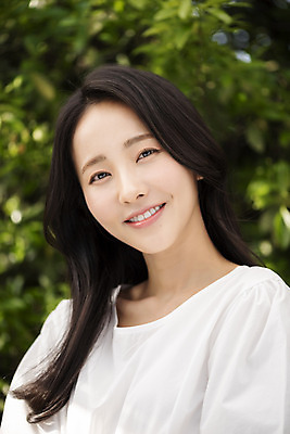 포토 JPG 주간 응시 여자 나뭇잎 한명 미소 상반신 20대 성인 야외 앞모습 아웃포커스 뷰티 한국인 내추럴 의료성형뷰티 성인여자한명만 국내포토 자연요소 1 시선 뷰포인트 잎 촬영기법 표정 사람 동양인 청년 여자한명만 성인여자만 파일형식