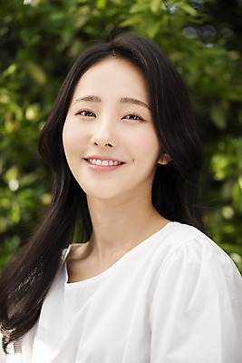 포토 JPG 주간 응시 여자 나뭇잎 한명 미소 상반신 20대 성인 야외 앞모습 아웃포커스 뷰티 한국인 내추럴 의료성형뷰티 성인여자한명만 국내포토 자연요소 1 시선 뷰포인트 잎 촬영기법 표정 사람 동양인 청년 여자한명만 성인여자만 파일형식