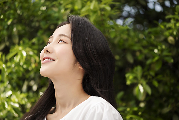 포토 JPG 주간 응시 여자 나뭇잎 한명 미소 상반신 20대 성인 야외 옆모습 아웃포커스 뷰티 한국인 올려보기 내추럴 의료성형뷰티 성인여자한명만 국내포토 자연요소 1 시선 뷰포인트 잎 모션 촬영기법 표정 사람 동양인 청년 여자한명만 성인여자만 파일형식