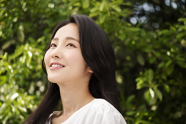 포토 JPG 주간 응시 여자 나뭇잎 한명 미소 상반신 20대 성인 야외 옆모습 아웃포커스 뷰티 한국인 올려보기 내추럴 의료성형뷰티 성인여자한명만 국내포토 자연요소 1 시선 뷰포인트 잎 모션 촬영기법 표정 사람 동양인 청년 여자한명만 성인여자만 파일형식