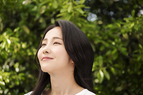 포토 JPG 주간 응시 여자 나뭇잎 한명 미소 상반신 20대 성인 야외 옆모습 아웃포커스 뷰티 한국인 내추럴 의료성형뷰티 성인여자한명만 국내포토 자연요소 1 시선 뷰포인트 잎 촬영기법 표정 사람 동양인 청년 여자한명만 성인여자만 파일형식